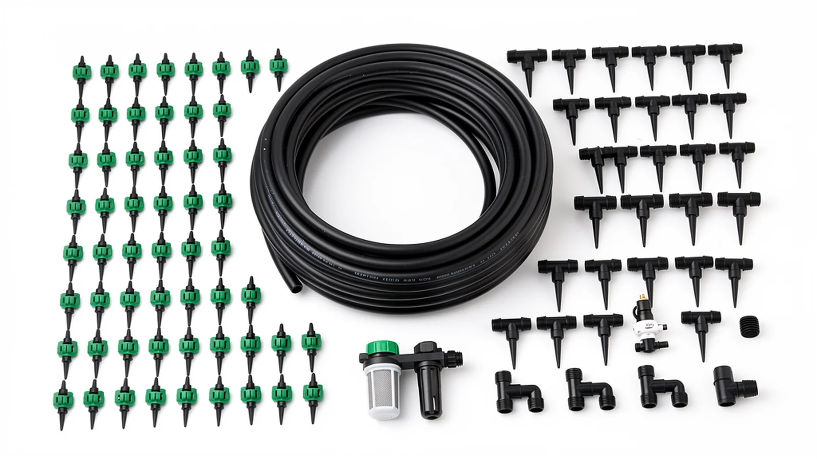 Componentes de un kit de riego por goteo: tubería, goteros, conectores y filtro