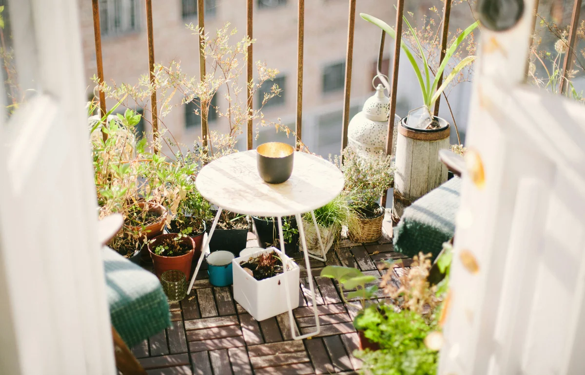Terraza urbana con diferentes tipos de macetas