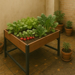 Mesa de cultivo en jardín con rábanos, escarola y acelgas creciendo en noviembre